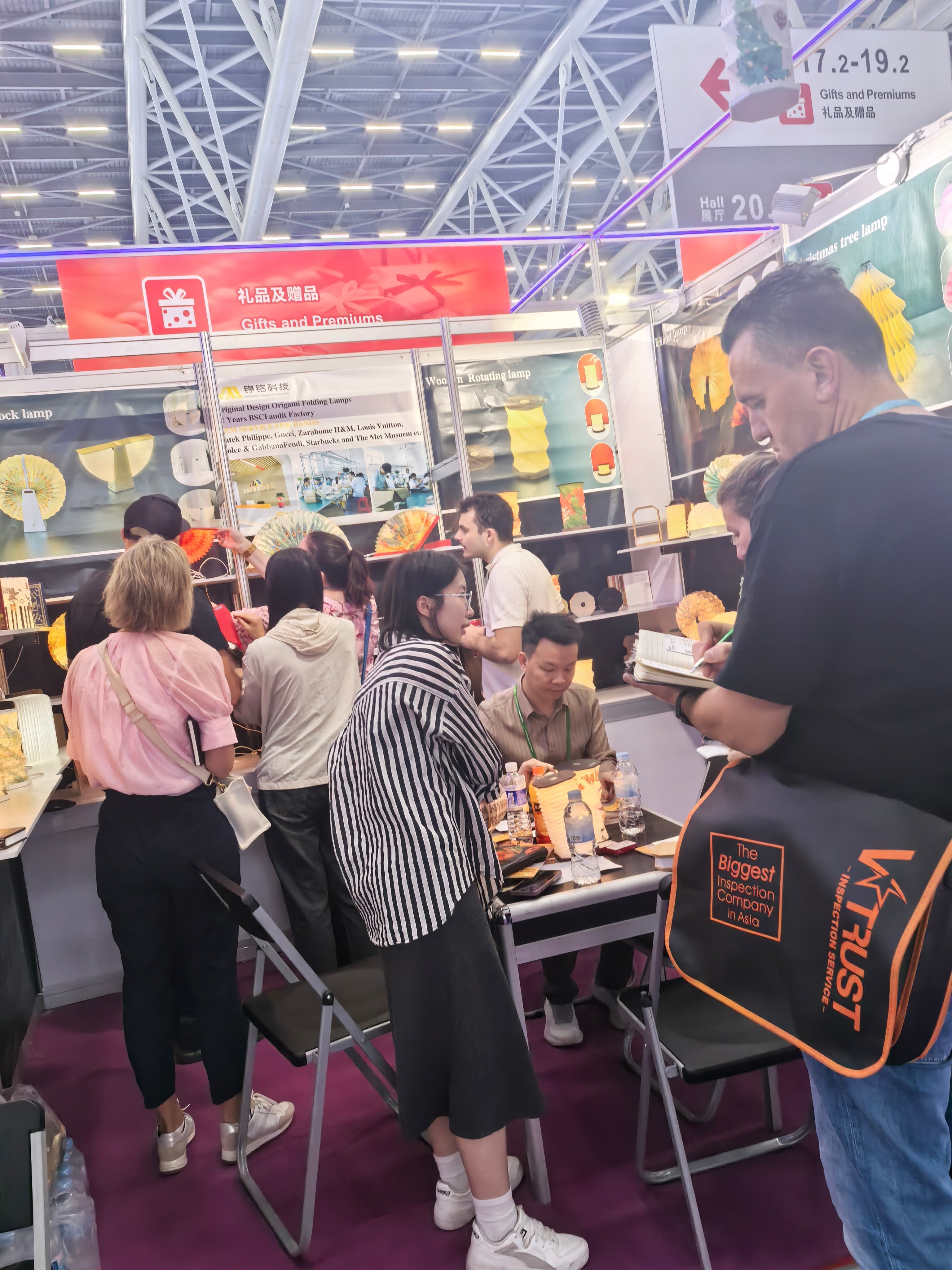 25 Best Trade Show Gifts That Attract More Visitors